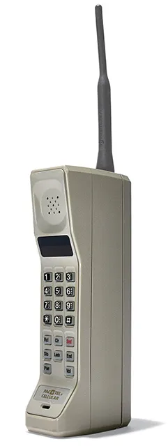Motorola DynaTAC 8000X – первый в мире коммерческий портативный сотовый телефон