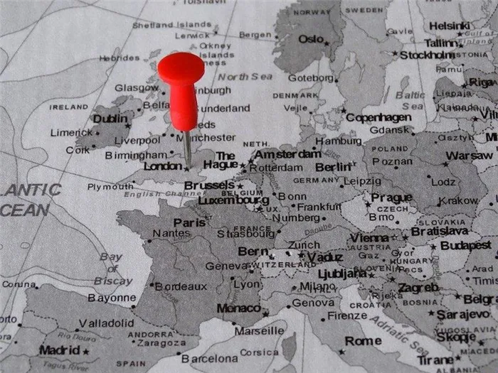 Карта Европы с воткнутой на месте Лондона канцелярской кнопкой
