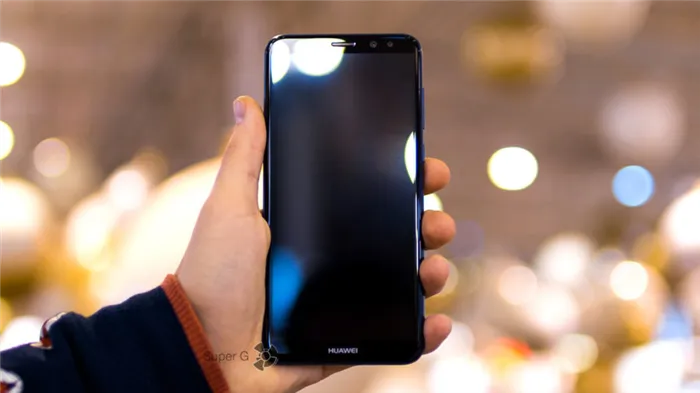 Huawei Nova 2i в руке (вид спереди)