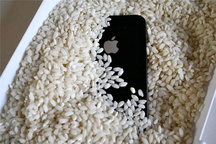 Окуните iPhone в рис