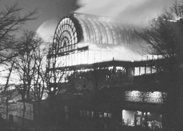 Хрустальный дворец в Сиденхеме, Лондон, загорелся в ночь на 30 ноября 1936 года. Огромное стеклянное здание было почти полностью разрушено, вместе с телевизионной группой Бэрда. На фото - общая собственность.