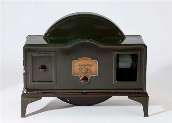 Телевизор Baird 'timbox' с маленьким экраном справа. В период с 1929 по 1935 год около 1000 штук было продано состоятельным клиентам, которые могли смотреть передачи Baird/BBC. На изображении показана общая собственность.