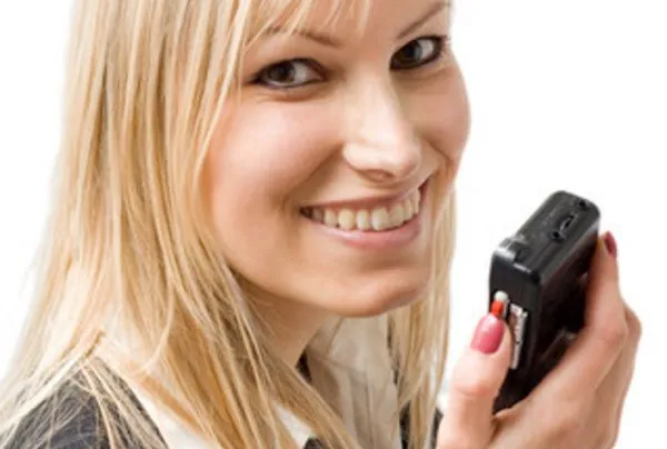 Улыбающаяся женщина с магнитофоном в руках