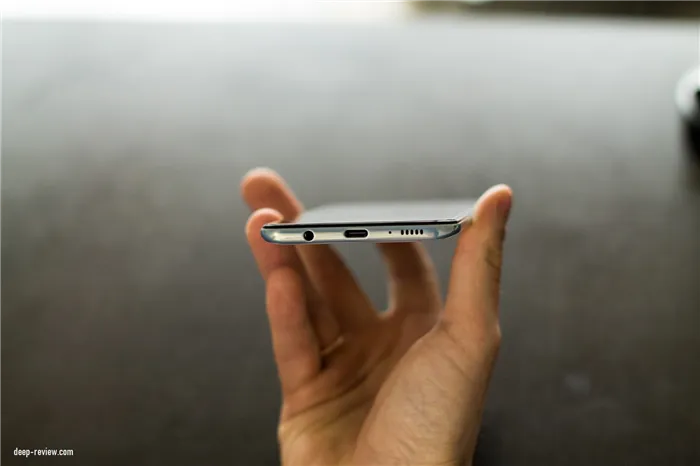 Нижняя часть телефона Samsung Galaxy A50 и розетка