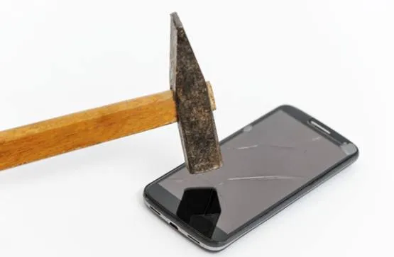 Повреждение экранов смартфонов при ударе молотком