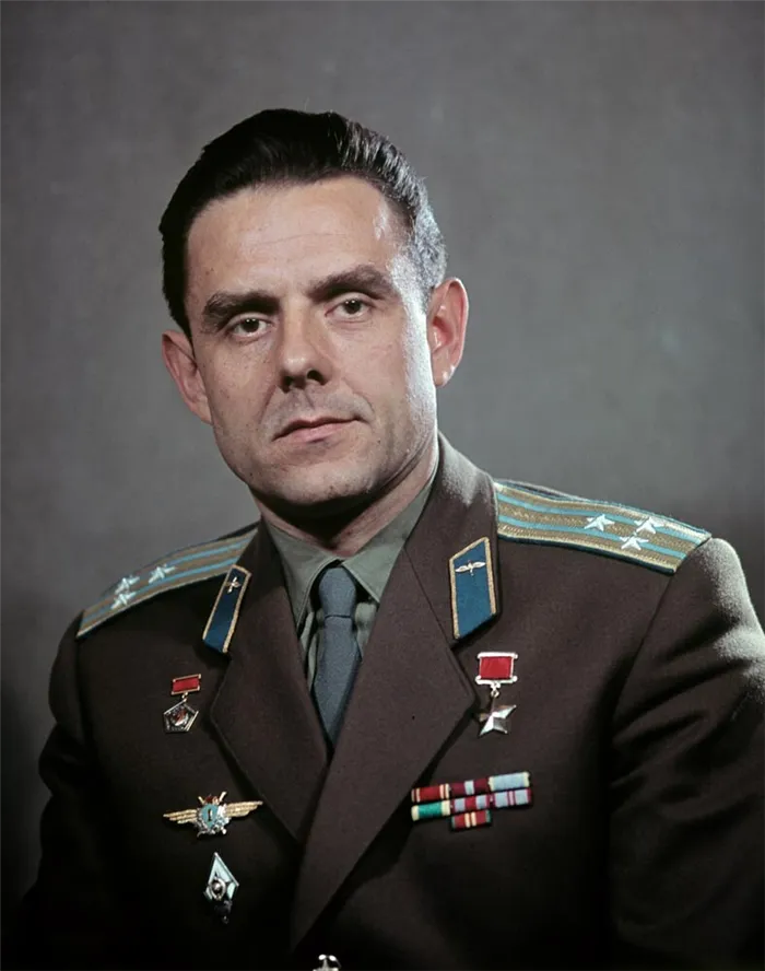Πιλότος-Κοσμοναύτης της ΕΣΣΔ, κυβερνήτης του διαστημοπλοίου. 