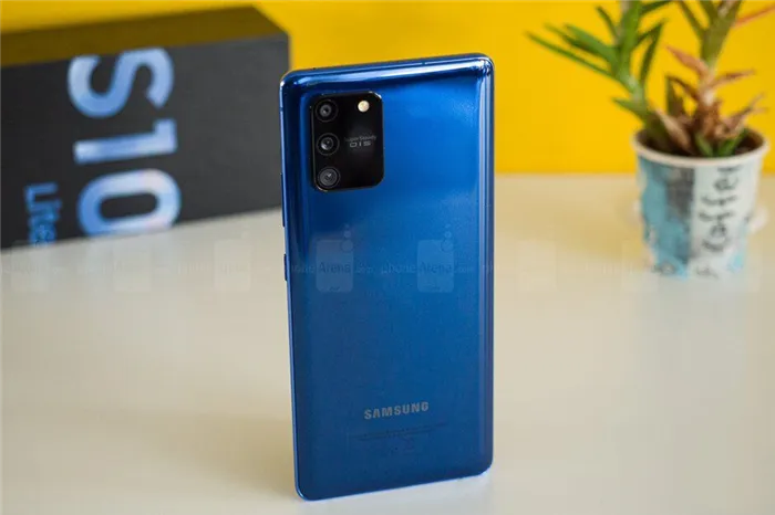 Galaxy S10Lite сзади