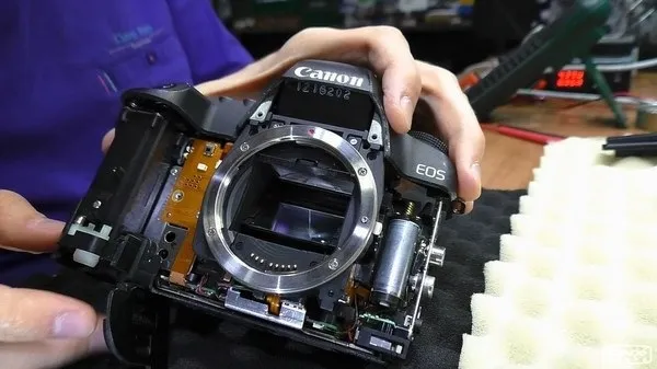 Фотоаппарат Canon разобран мастером-технологом
