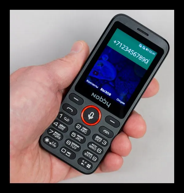 Мобильный телефон с изображением клавиатуры