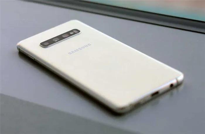 Samsung Galaxy S10 Plus с обратной стороны