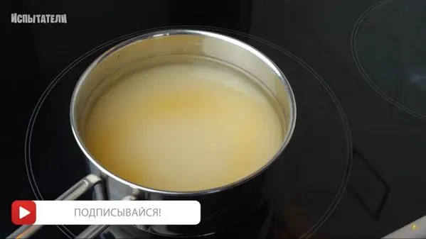 Смешиваем сахар и воду