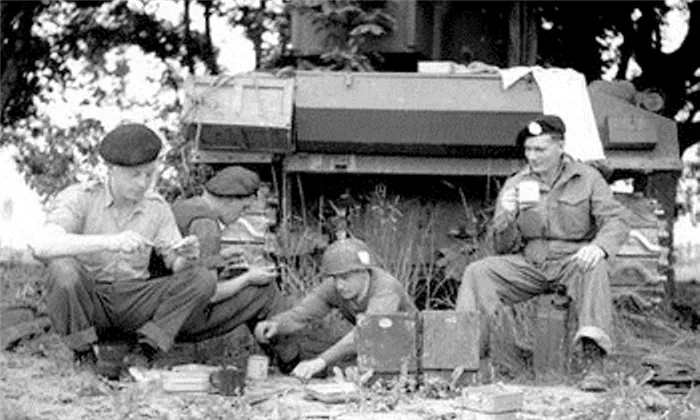 ​Экипаж британского «Шермана» пьёт чай. Танкисты могли пытаться кипятить воду непосредственно в танке, что было небезопасным занятием - Самый американский «Шерман» | Warspot.ru
