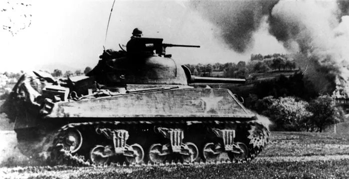 ​M4A3 в Бретани, август 1944 года. Американцы успешно использовали танк, который британцы сочли во многом неудовлетворительным - Самый американский «Шерман» | Warspot.ru