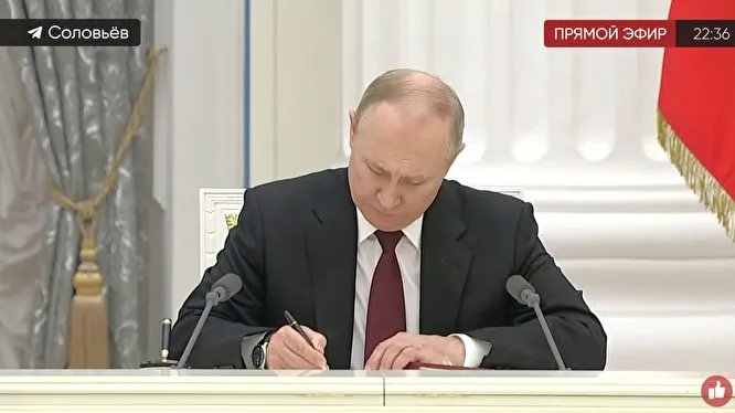 «Поздравляю вас», — сказал Владимир Путин глава республик Донбасса после подписания указов о признании их независимости